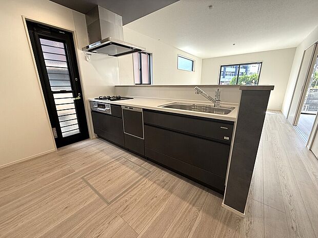 【キッチン】高級感のあるシステムキッチン！食洗器付き♪