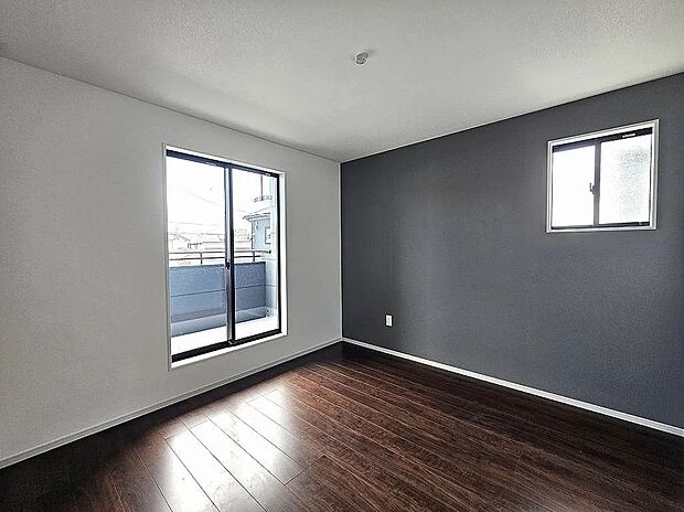 【洋室】主寝室ゆったり6.8帖!アクセントクロスがお洒落空間を演出♪