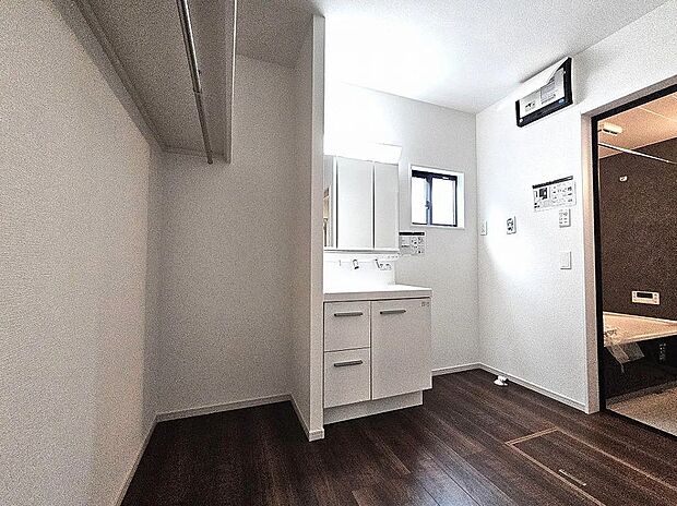 【洗面脱衣室】ゆったりとした洗面脱衣室で朝の混雑時も安心!便利なパイプ付き枕棚有り♪