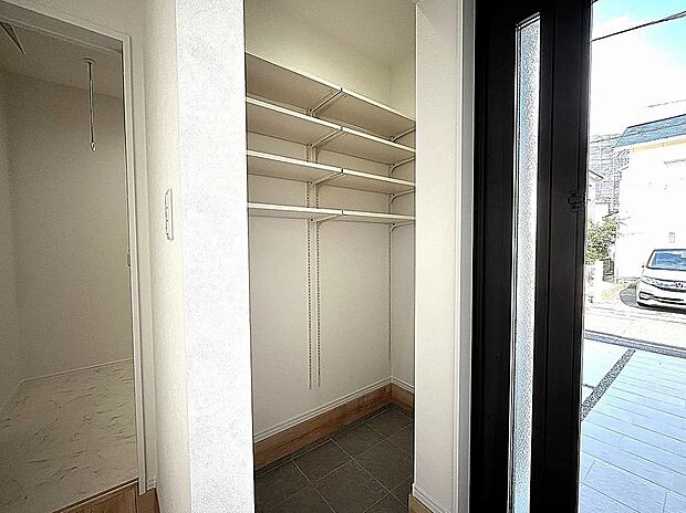 【玄関】可動棚付きのシューズインクローク!玄関がすっきり片付きます。