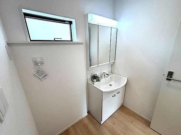 【【1号棟】洗面脱衣室】窓付きの明るい洗面脱衣室！