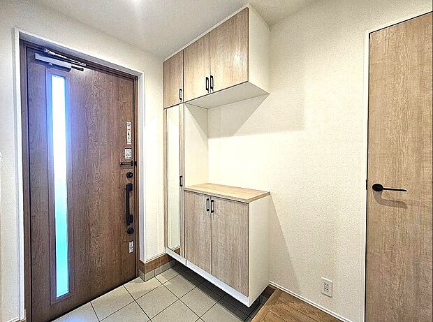 【【1号棟】玄関】シューズボックス付きで玄関すっきり！全身ミラーでお出かけ前の身だしなみチェックもできます。