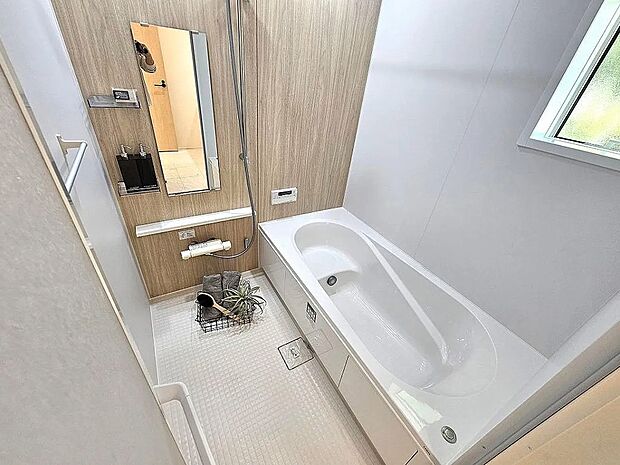 【【1号棟】浴室】浴室乾燥暖房付き！窓付きで換気も十分にできます。