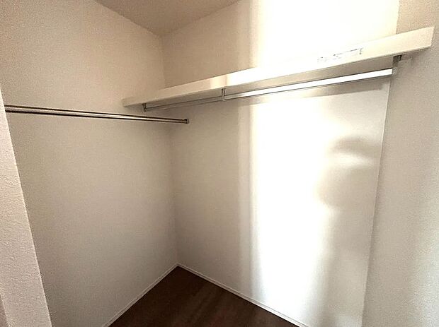 【【3号棟】ウォークインクローゼット】衣類はもちろん、大きな物も楽々収納できます!