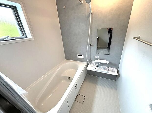 【浴室】浴室乾燥暖房付き！窓付きで換気も十分にできます。