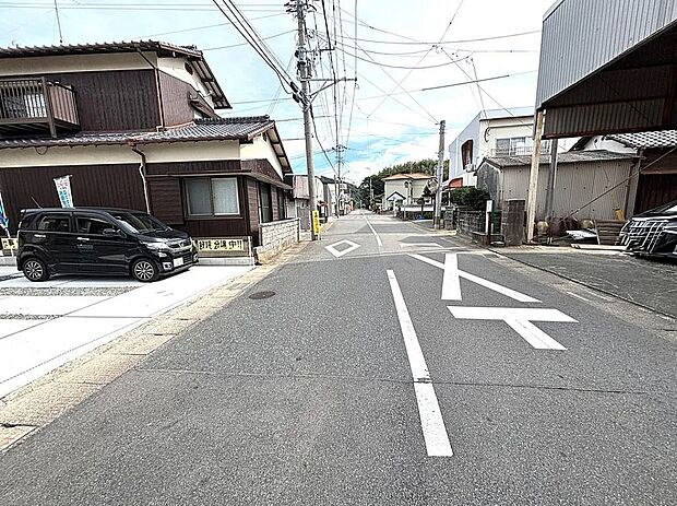 【前面道路】前面道路広く、車の出し入れ楽々！
