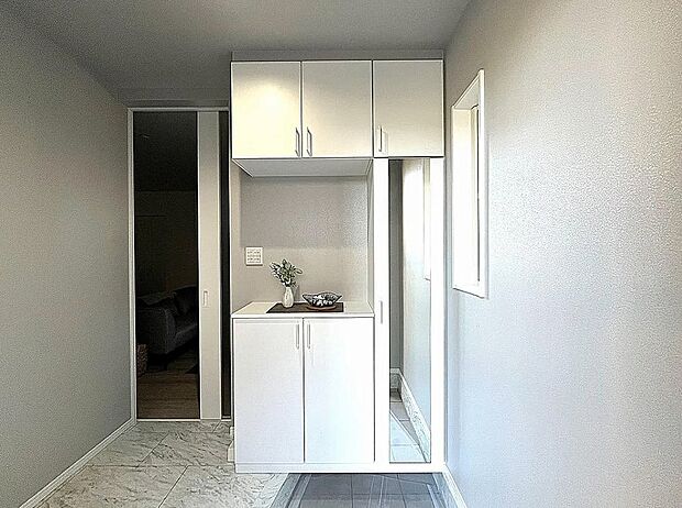 【玄関】シューズボックス付きで玄関すっきり！全身ミラーでお出かけ前の身だしなみチェックもできます♪