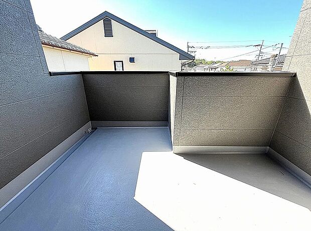 【バルコニー】使い勝手の良い広々バルコニー！洗濯物がたくさん干せます♪