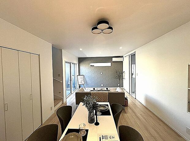 【リビング】アクセントクロスがお洒落空間を演出♪