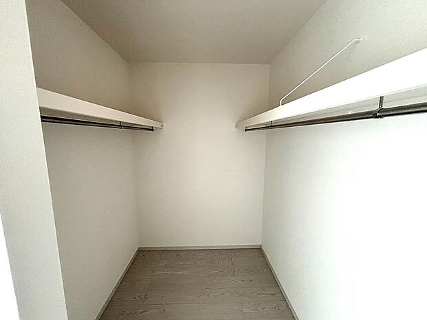 【【6号棟】ウォークインクローゼット】衣類はもちろん、大きな物も楽々収納できます♪