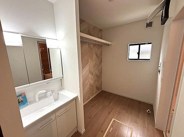 【【2号棟】洗面脱衣室】ハンガーパイプ付き枕棚があり便利♪