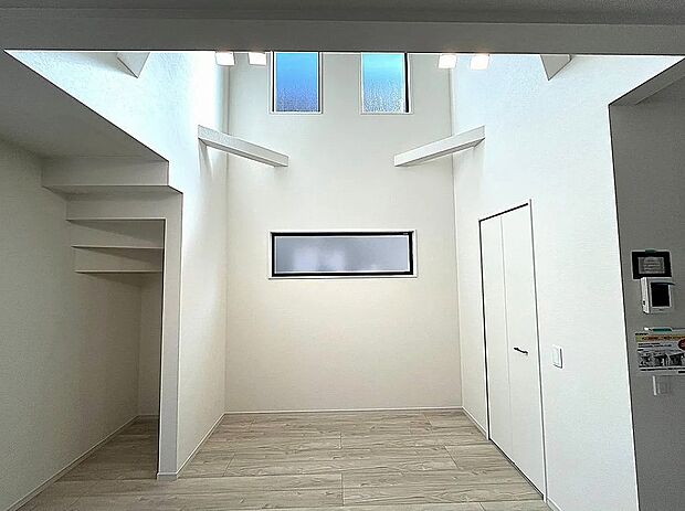 【リビング】リビング一部上部吹抜で明るく開放的!