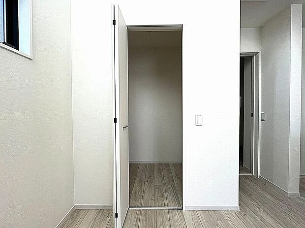 【ウォークインクローゼット(リビング)】買い溜めした食糧品や日用品のストックなどの収納に便利!