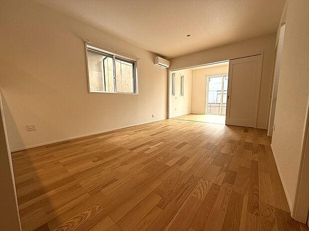 【リビング】LDK+洋室でさらに広々20.6帖！