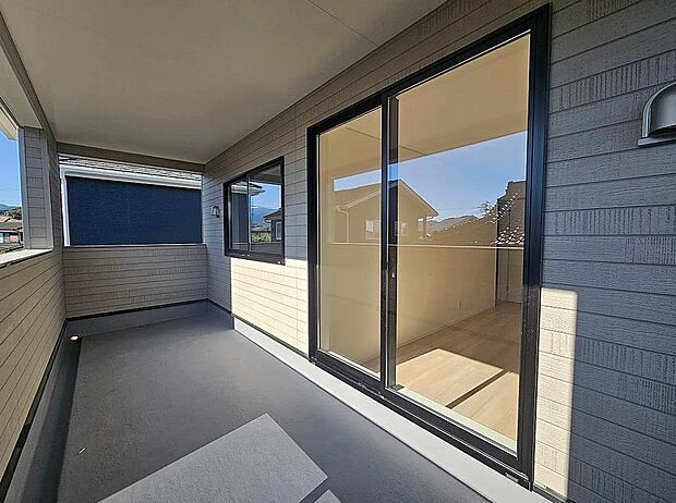 【【2号棟】バルコニー】使い勝手の良い広々屋根付きバルコニー！