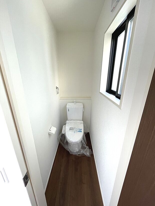 【【4号棟】トイレ】トイレは1階と2階にあります。