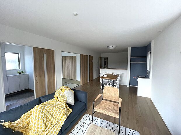 【【2号棟】リビング】LDK広々18帖！和室とつなげてさらに広々24帖！