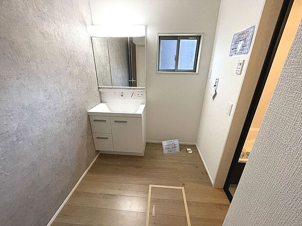 【洗面脱衣室】ゆったりとした洗面脱衣室で朝の混雑時も安心！使い勝手の良いスタイリッシュなデザインの洗面化粧台♪