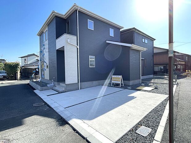 【外観】角地で陽当たり良好+開放感有り！