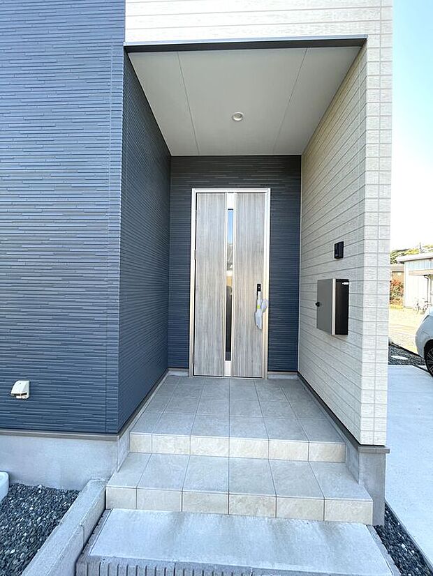 【玄関ポーチ】防犯性の高い玄関ドア！