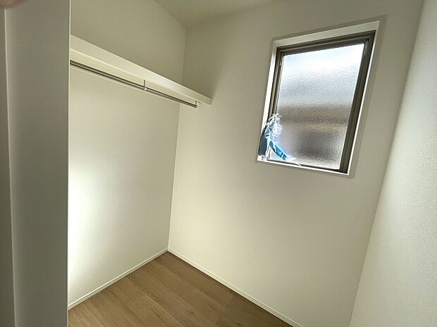 【ファミリークローク】2階に独立ファミリークローク有り！大きな物も楽々収納できます。