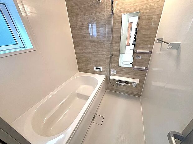 【【2号棟】浴室】浴室乾燥暖房付き!窓付きで換気も十分にできます。