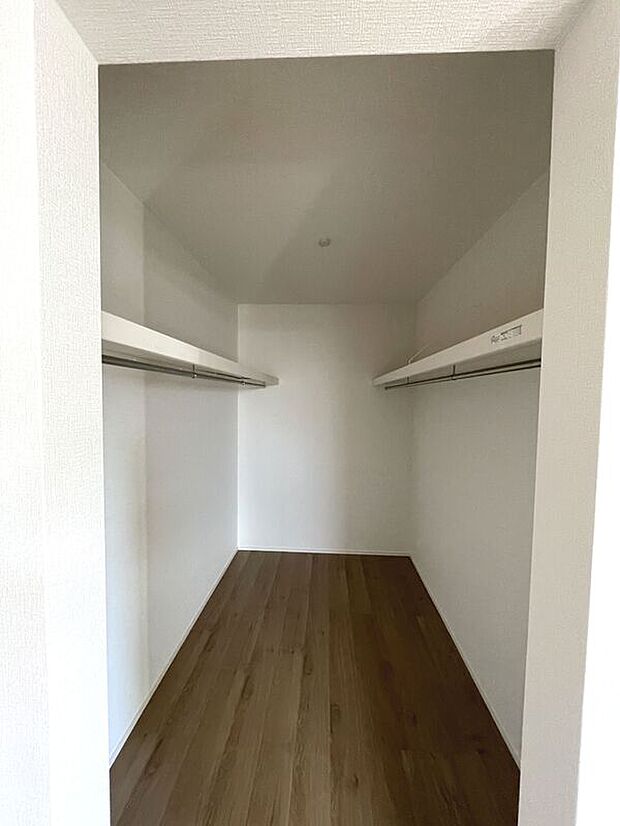 【ウォークインクローゼット】主寝室にウォークインクローゼット付き！