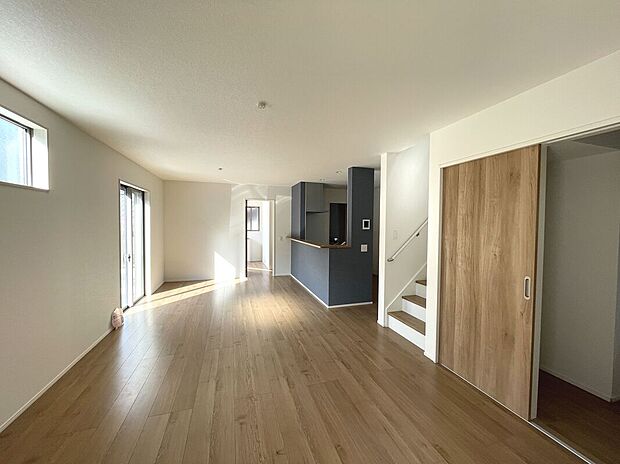 【リビング】LDK広々18帖！対面キッチンがご家族のあたたかい時間を演出♪