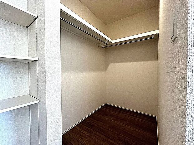【【1号棟】ウォークインクローゼット】収納力が嬉しいウォークインクローゼット！大きな物も楽々収納できます♪