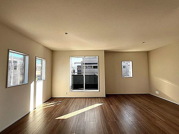 【【1号棟】リビング】南向き3面採光の明るいリビング♪