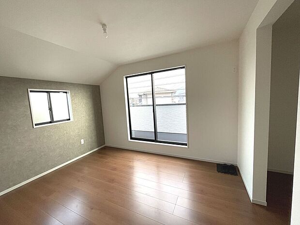 【【2号棟】主寝室】主寝室ゆったり7帖！アクセントクロスがお洒落空間を演出♪