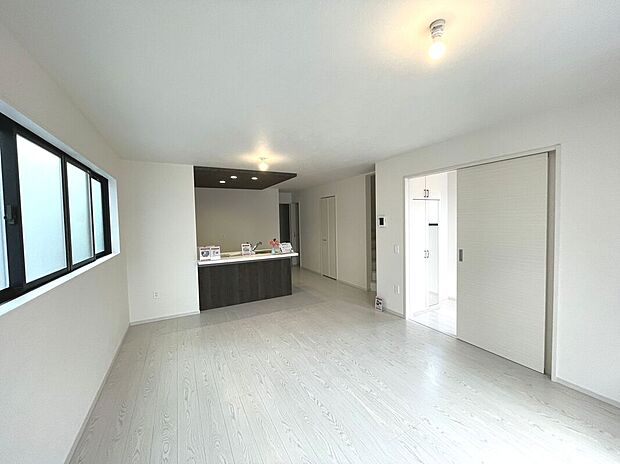 【【1号棟】リビング】対面キッチンがご家族のあたたかい時間を演出♪