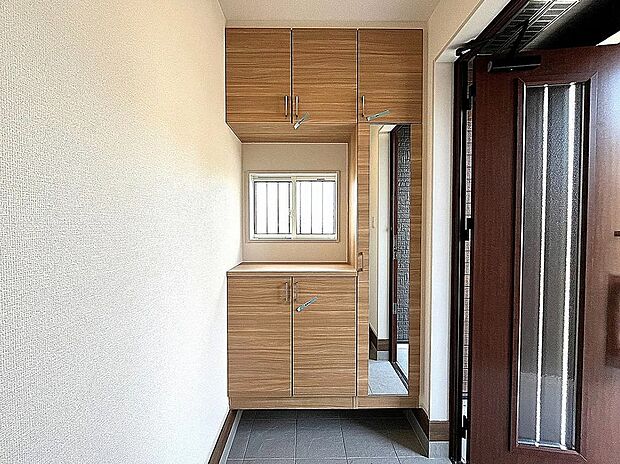 【【1号棟】玄関】シューズボックス付きで玄関すっきり！全身ミラーでお出かけ前の身だしなみチェックもできます♪