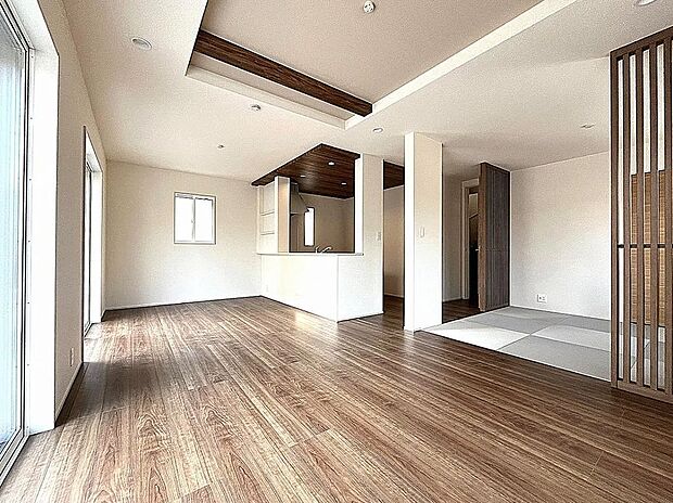 【【1号棟】リビング】LDK+畳コーナーで広々21.25帖！