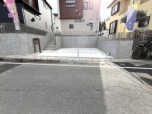 【【2号棟】駐車場】駐車並列2台可！