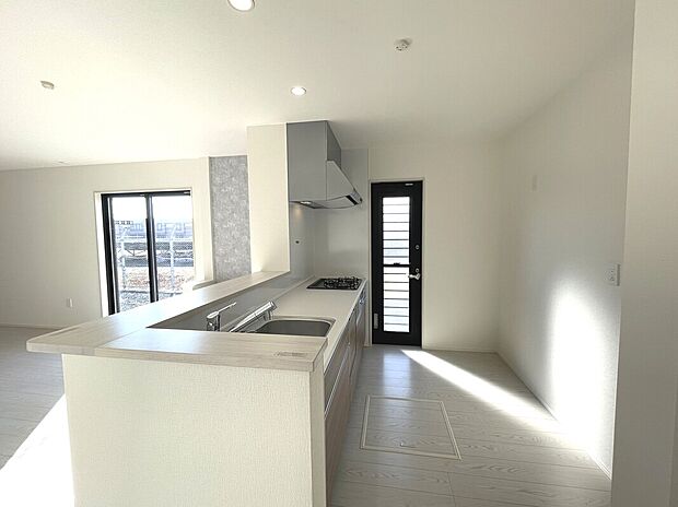 【キッチン】家族の会話が弾むカウンターキッチン！便利な勝手口付き♪