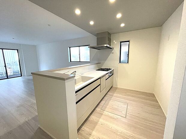 【【2号棟】キッチン】家族の会話が弾むカウンターキッチン！お洒落な下がり天井を採用♪