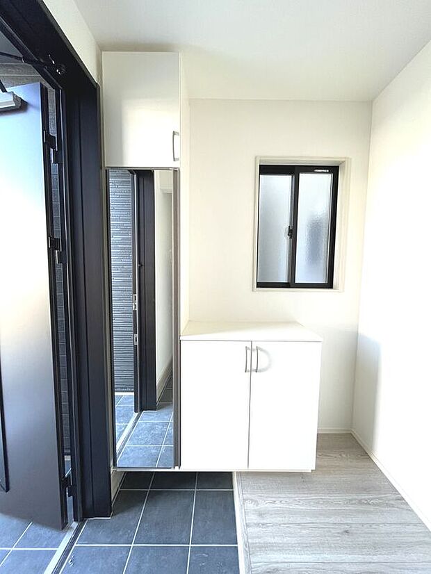 【【2号棟】玄関】シューズボックス付きで玄関すっきり！全身ミラーでお出かけ前の身だしなみチェックもできます♪