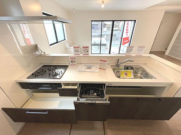 【キッチン】木目調のお洒落なキッチン！食器洗浄乾燥機付き♪