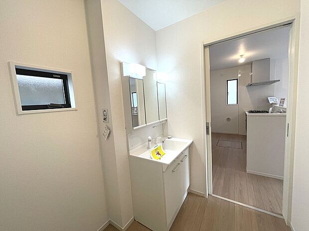 【洗面脱衣室】窓付きの明るい洗面脱衣室！キッチンから洗面脱衣室に行ける家事動線がスムーズな間取り♪