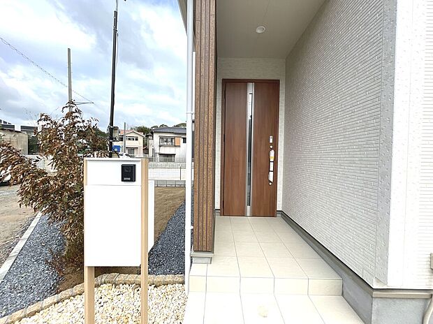 【【2号棟】玄関ポーチ】宅配BOX付き！