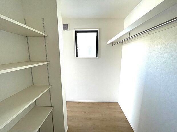 【【2号棟】ファミリークローク】収納力が嬉しいファミリークローク！大きな物も楽々収納できます。