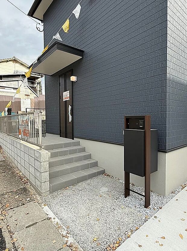 【【28号地】玄関ポーチ】あると便利な宅配BOX付き！
