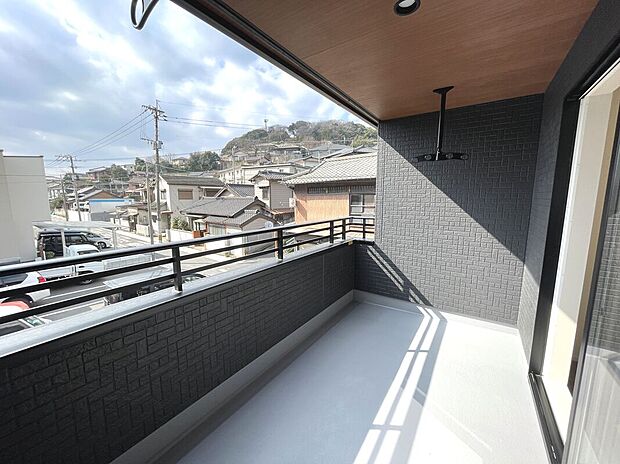 【バルコニー】使い勝手の良い広々屋根付きバルコニー！南向きで陽当たり良好♪