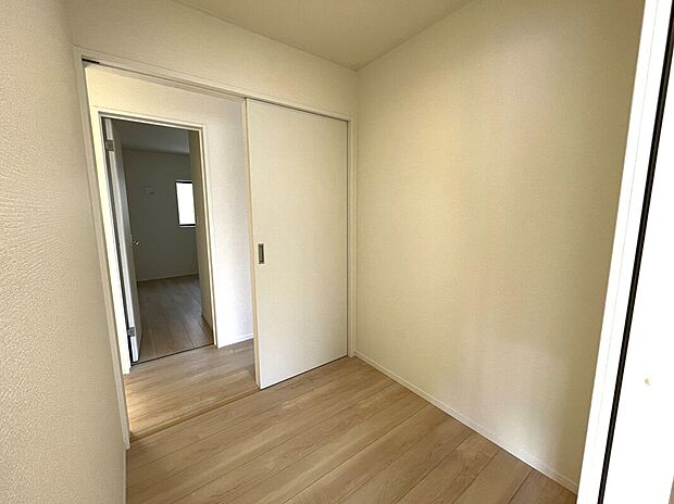 【ファミリークローク】リビングとホールから行き来できるファミリークローク有り！パントリーとしても使えて大きな物も楽々収納できます。