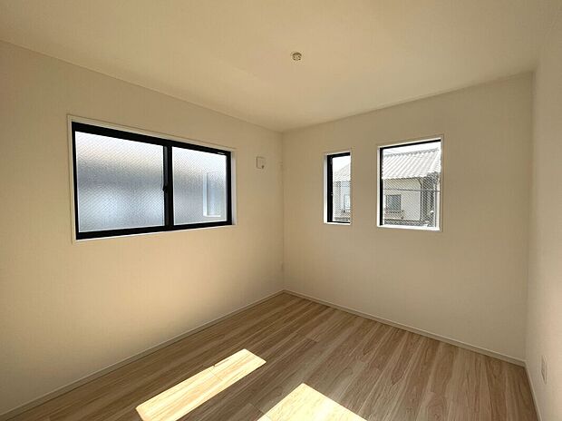 【洋室】全居室2面採光の明るい設計！