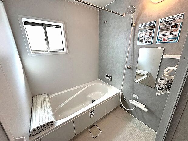 【【2号棟】浴室】浴室乾燥暖房付き！窓付きで換気も十分にできます。