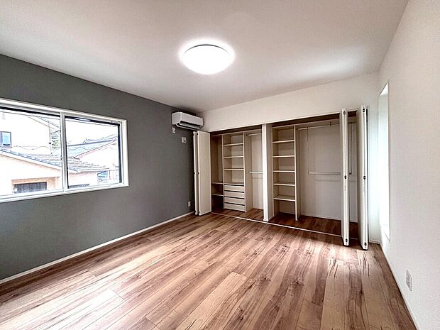 【【1号地】洋室】主寝室ゆったり8帖！大容量のシステム収納付き♪