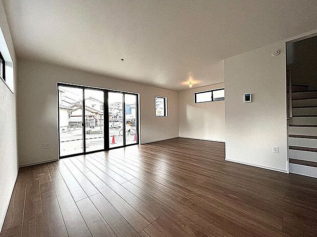 【【2号棟】リビング】家族のコミュニケーションがとりやすいリビング階段♪