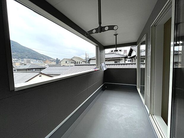 【【2号棟】バルコニー】使い勝手の良い広々屋根付きバルコニー！